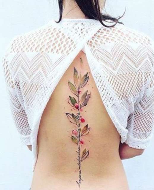 Tatuaje en la columna vertebral: rama con flores y frutos