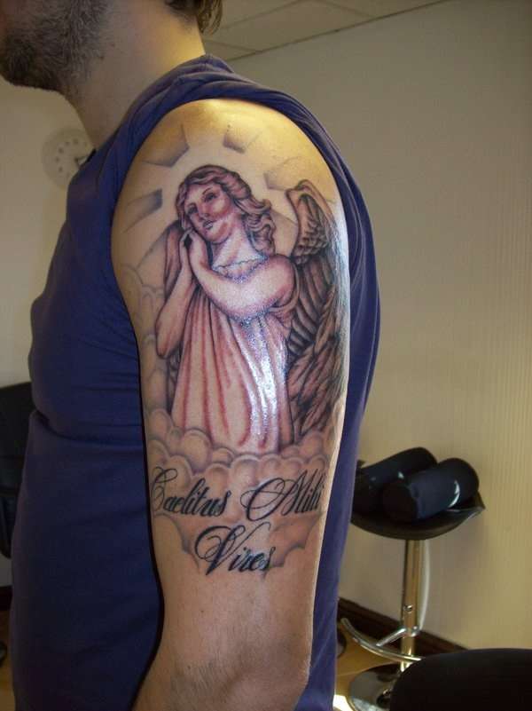 Tatuaje de ángel en el brazo - detalles en rojo
