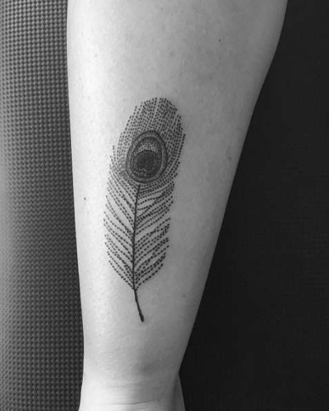 Tatuaje de pluma - dotwork