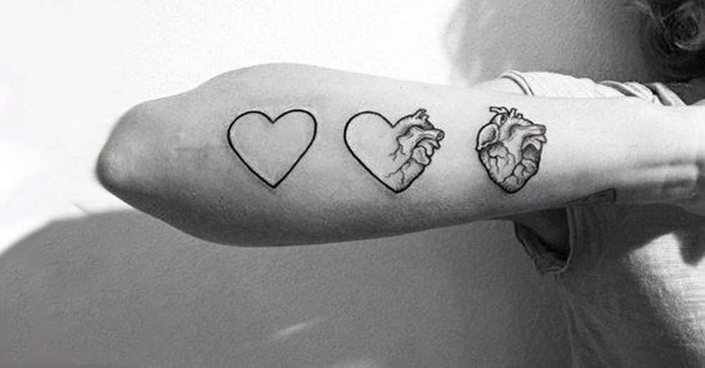 Tatuaje de corazones en antebrazo
