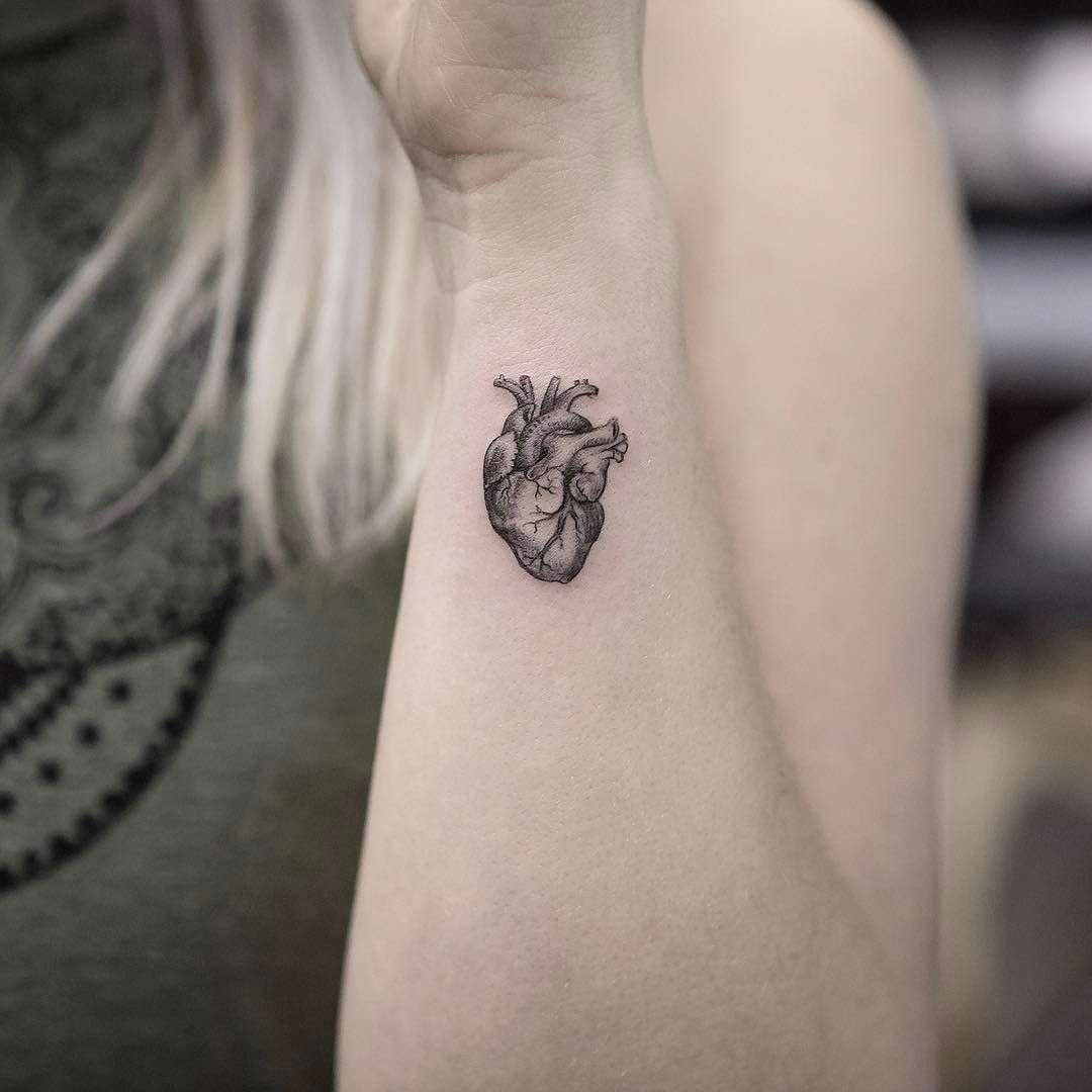 Tatuaje de corazón en la muñeca