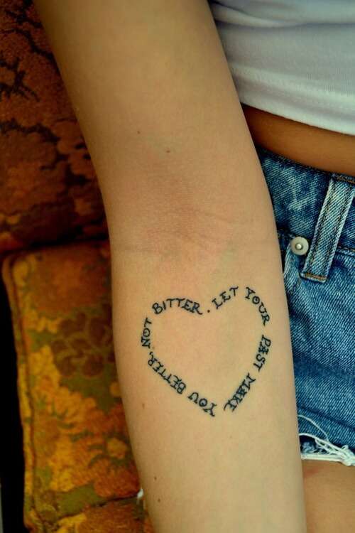 Tatuaje de corazón formado con palabras