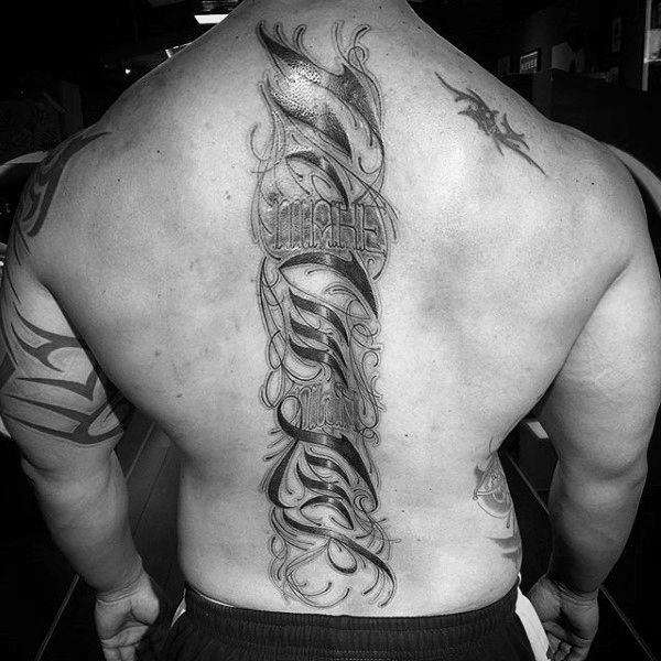 Tatuaje en la columna vertebral: frase