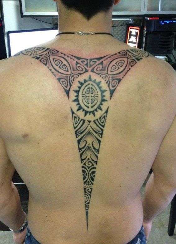Tatuaje en la columna vertebral: diseño tribal
