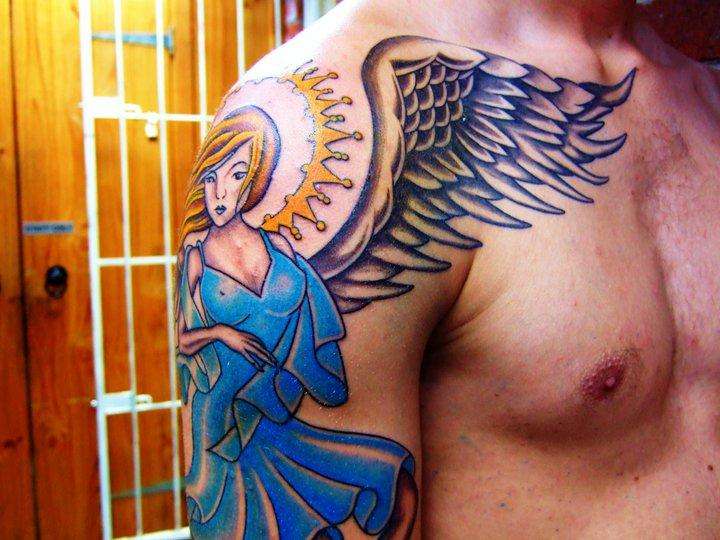 Tatuaje de ángel en brazo y pecho