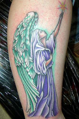 Tatuaje de ángel de alas verdes