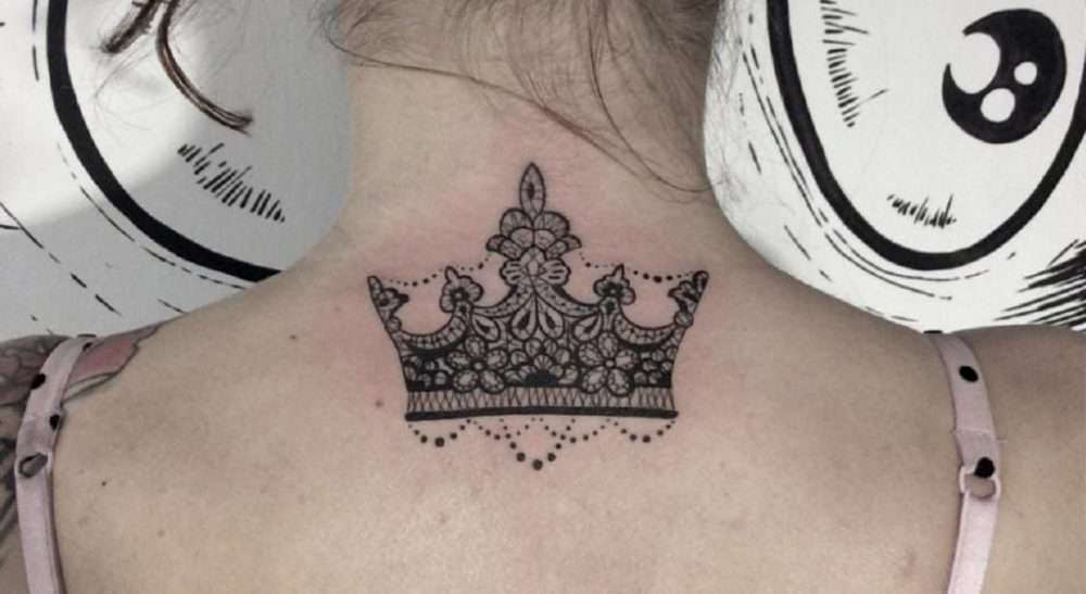 Tatuaje de corona negro en la espalda