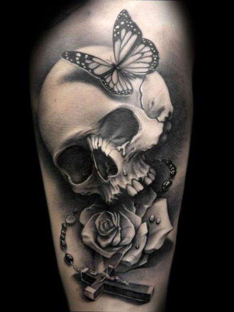 Tatuaje de calavera, cruz, rosa y mariposa