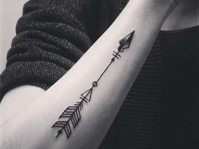 Tatuaje de flecha en el brazo
