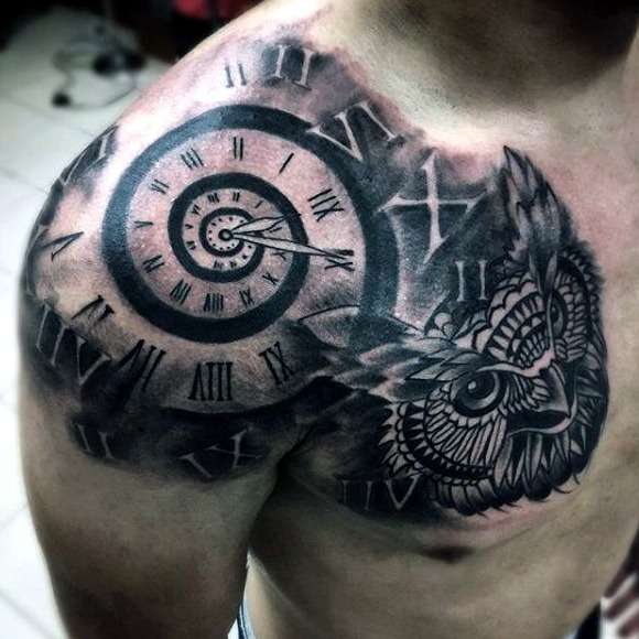 Tatuaje de búho y reloj en el hombro