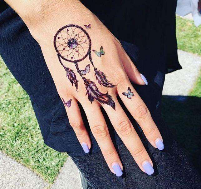 Tatuaje de atrapasueños en la mano