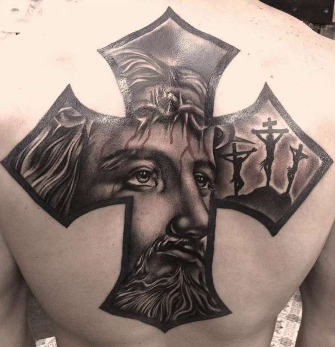 Tatuaje de cruz con el rostro de Cristo