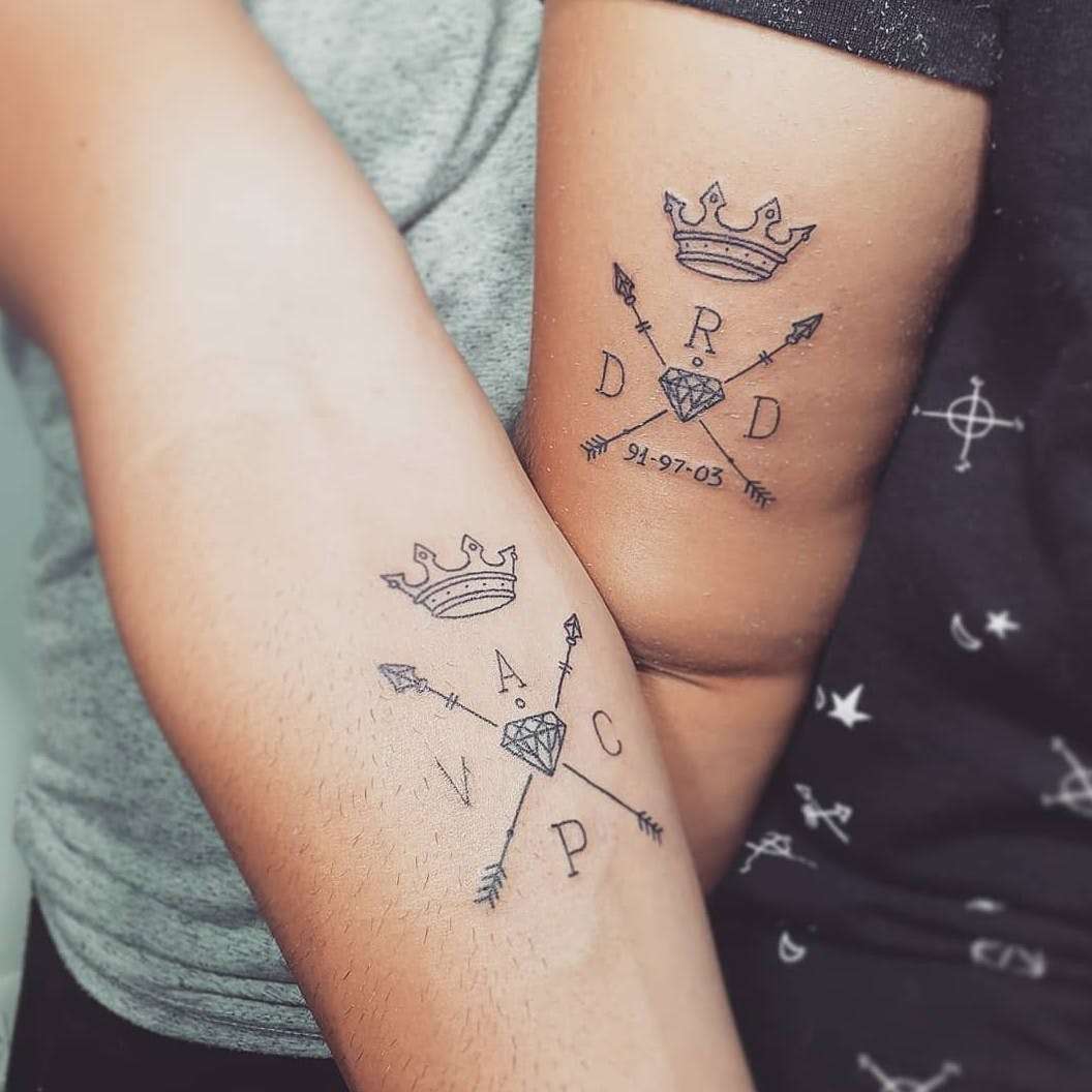 Tatuaje de flechas y coronas en pareja