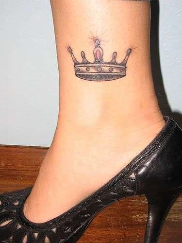 Tatuaje de corona pequeño en el tobillo