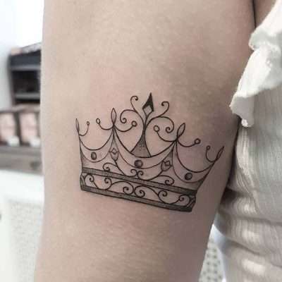 Tatuaje de corona en color negro