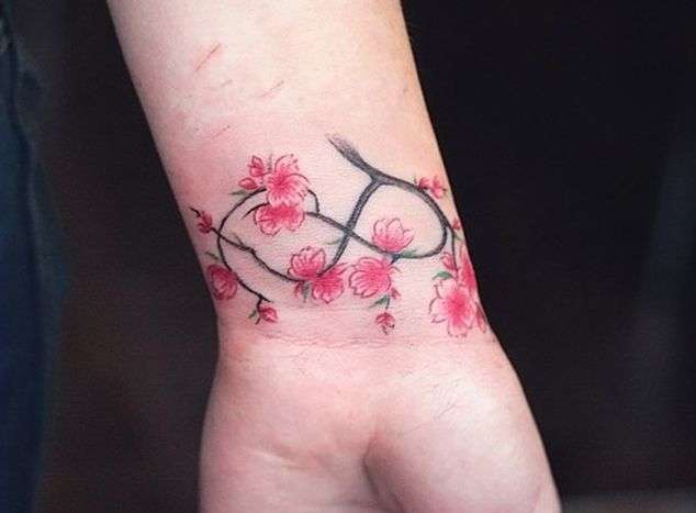 Tatuaje de infinito flores de cerezo