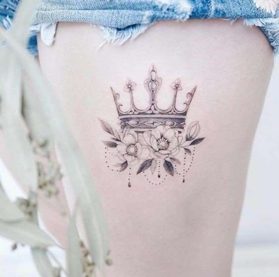 Tatuaje de corona y flores