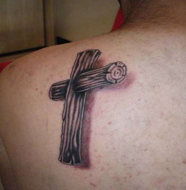 Tatuaje de cruz de madera