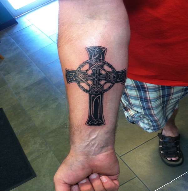 Tatuaje de cruz Celta en el brazo