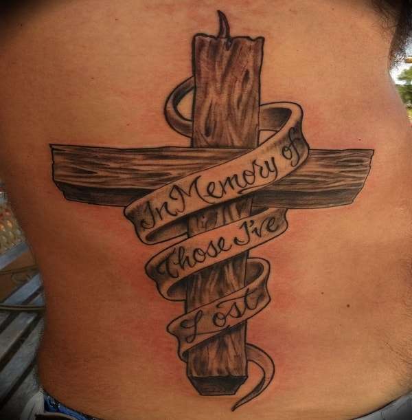 Tatuaje de cruz en memoria de los que he perdido