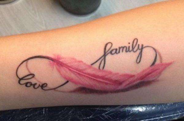 Tatuaje de infinito con pluma rosada