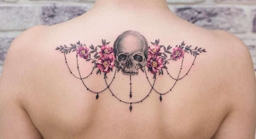 Tatuaje de calavera en la espalda