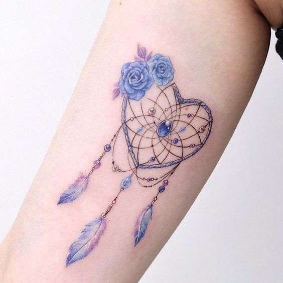 Tatuaje de atrapasueños y rosas azules