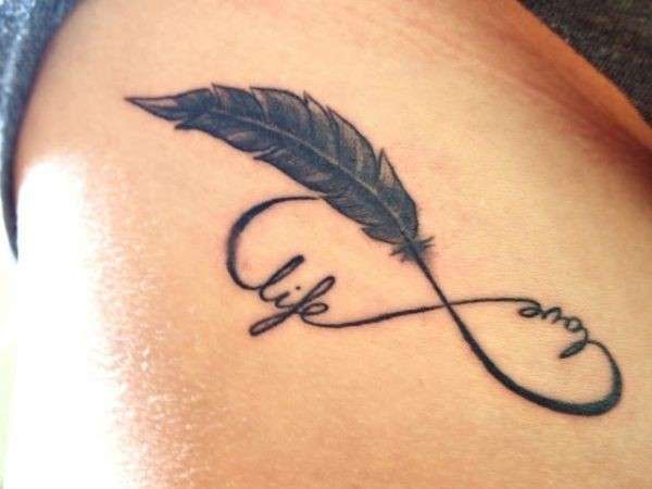 Tatuaje de infinito con pluma
