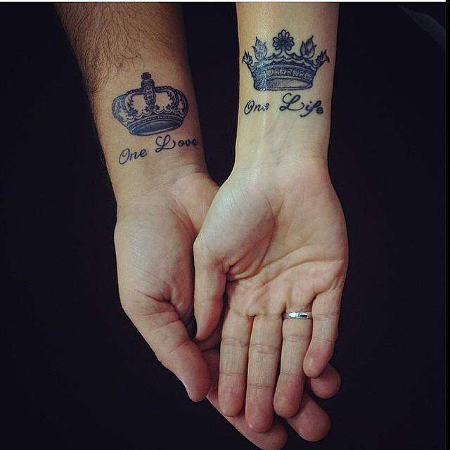 Tatuaje de corona en pareja 
