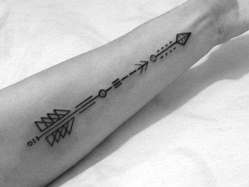 Tatuaje de flecha en el antebrazo