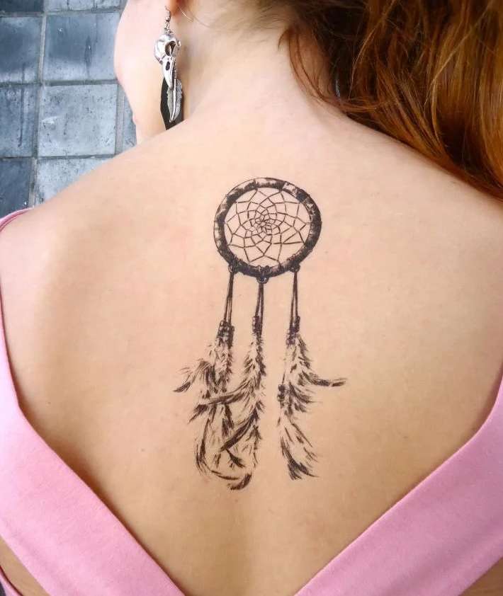 Tatuaje de atrapasueños en la espalda