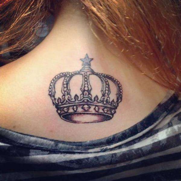 Tatuaje de corona en la nuca