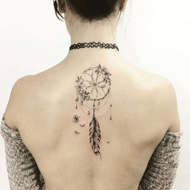  Tatuaje de atrapasueños delicado en la espalda