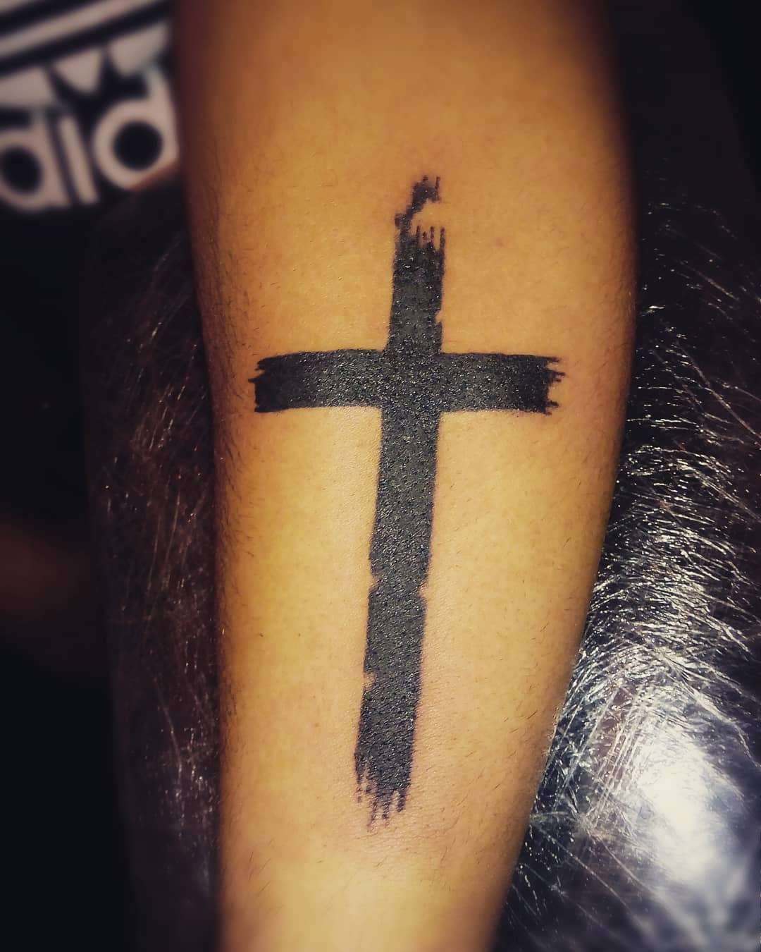 Tatuaje de cruz en negro