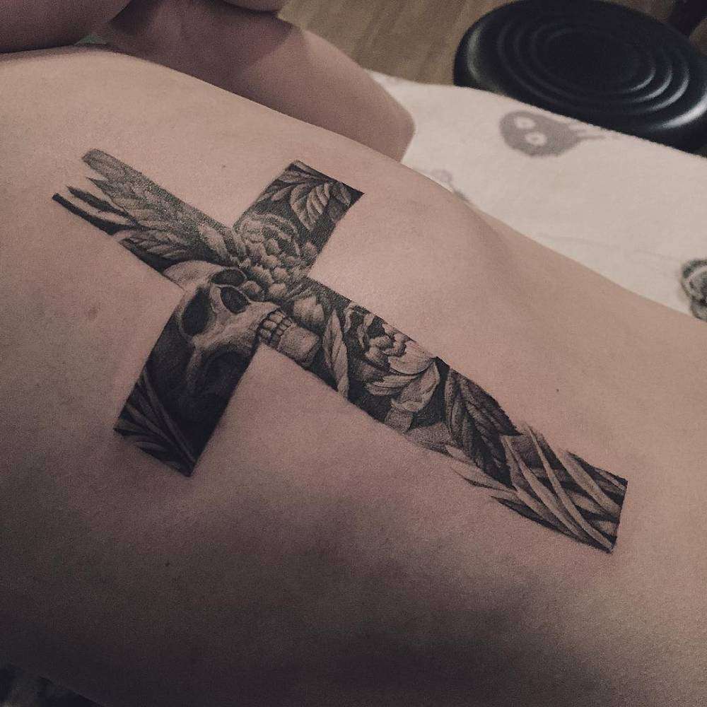 Tatuaje de cruz puntillismo
