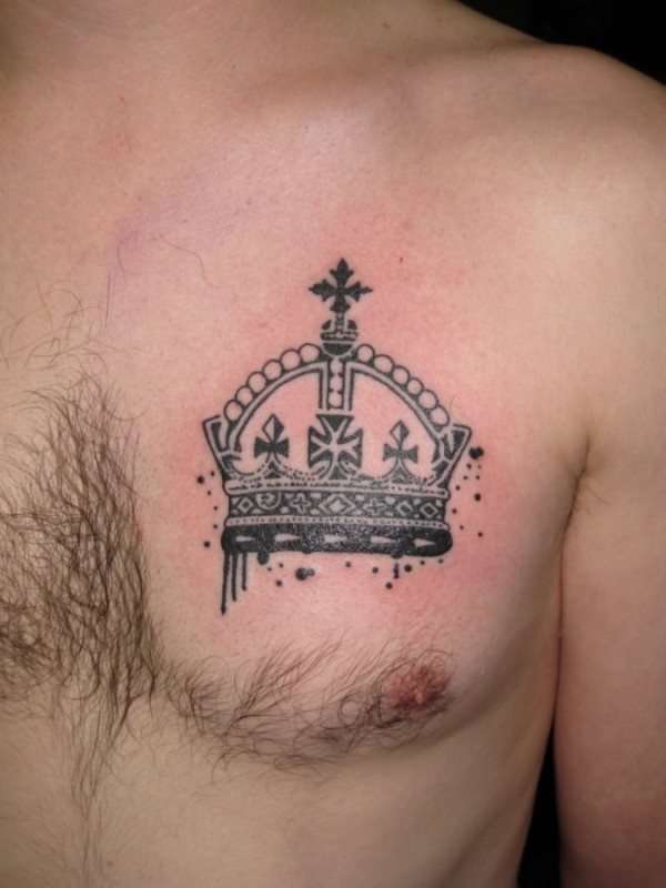Tatuaje de corona en el pecho