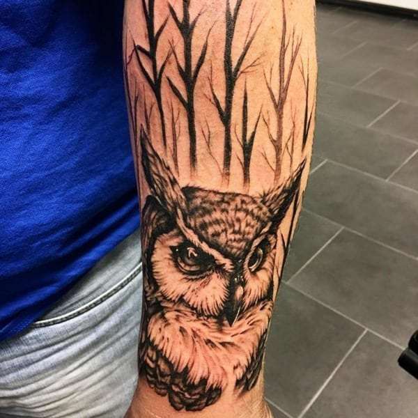 Tatuaje de búho y bosque
