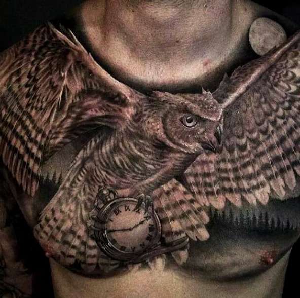 Tatuaje de búho en el pecho