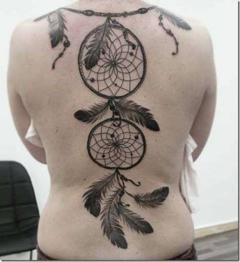 Tatuaje de atrapasueños grande en la espalda