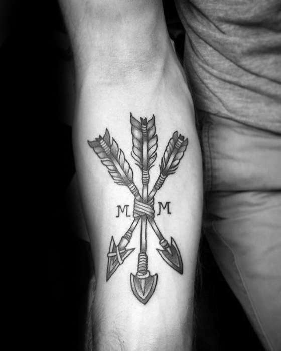 Tatuaje de 3 flechas unidas