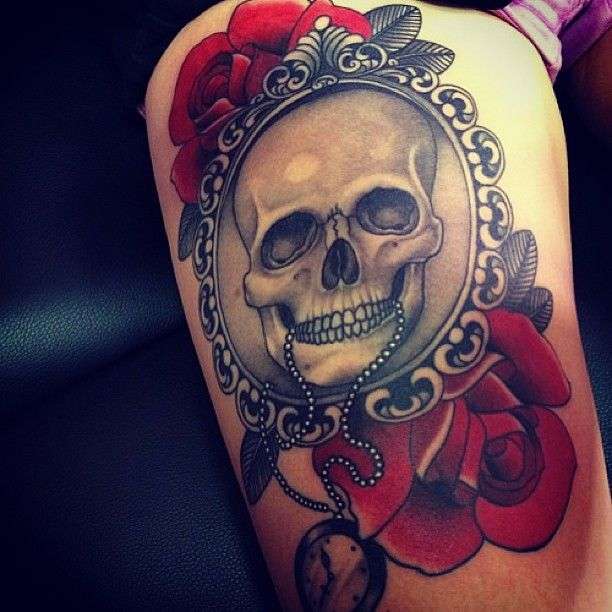 Tatuaje de calavera en espejo, con rosas rojas