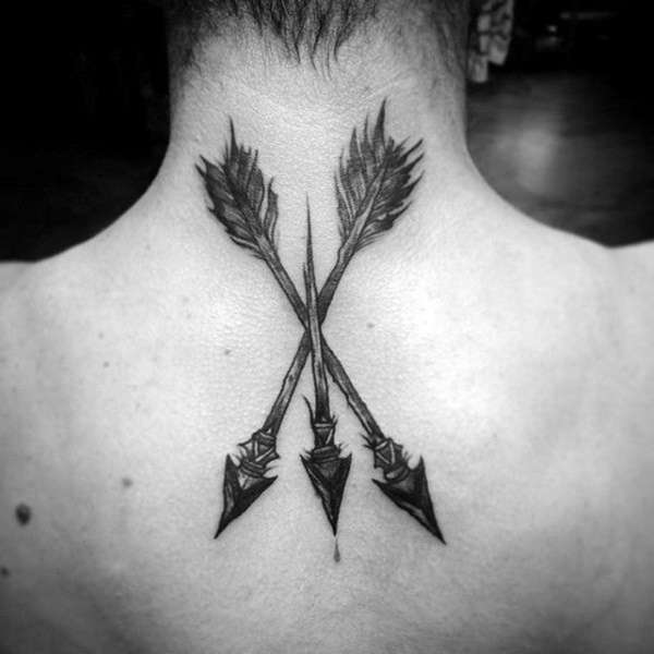 Tatuaje de tres flechas, una rota