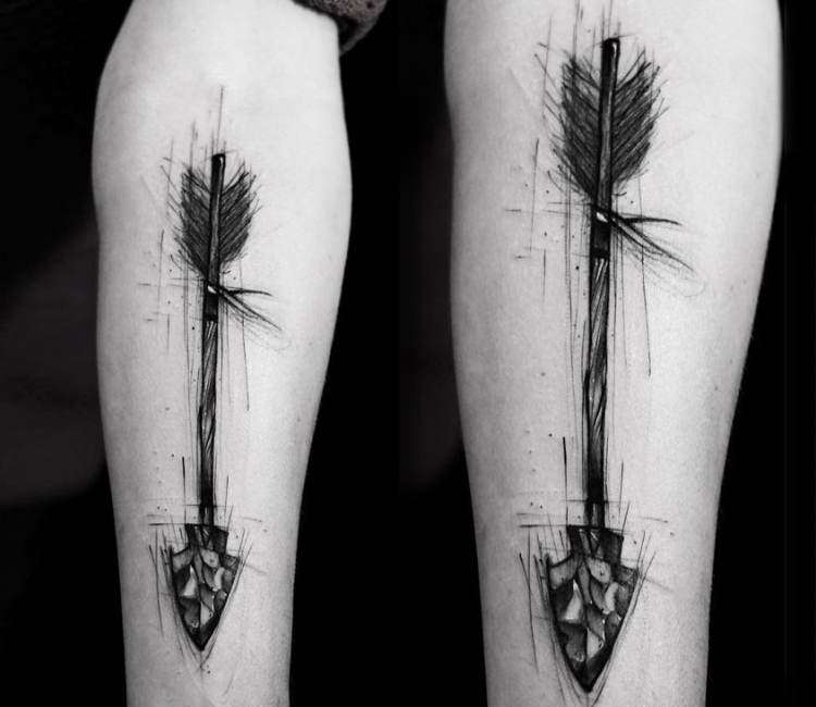 Tatuaje de flecha en antebrazo