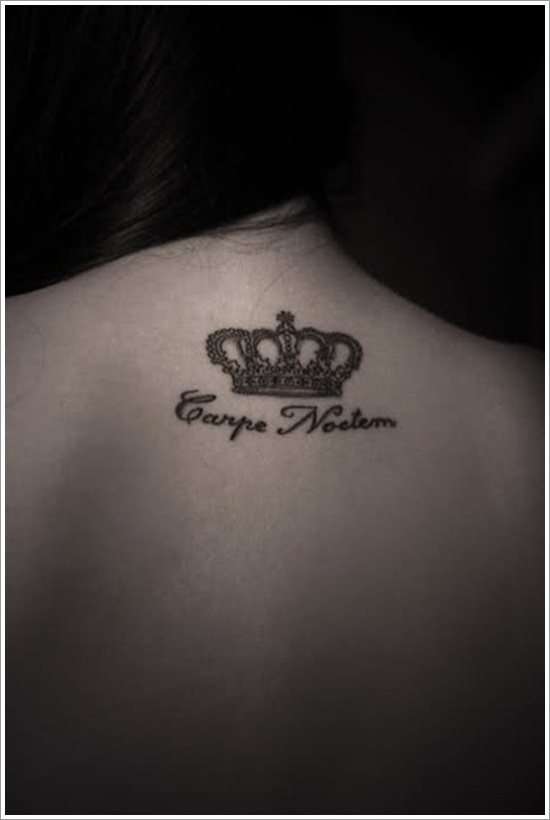 Tatuaje de corona con frase