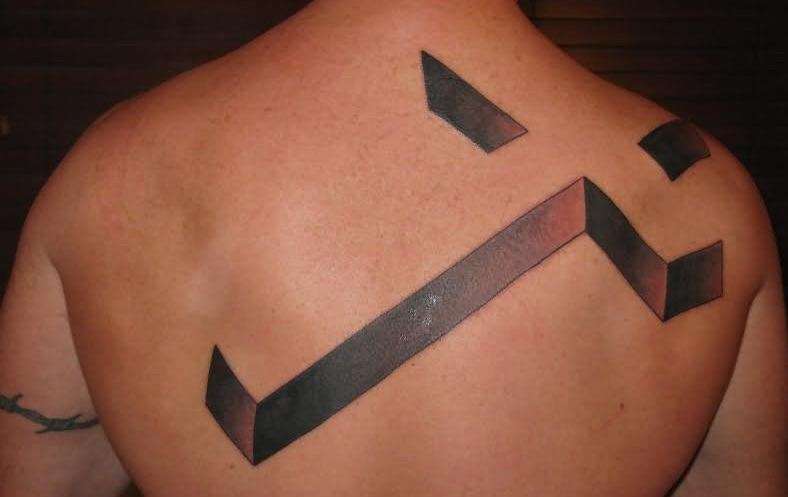Tatuaje de cruz en la espalda