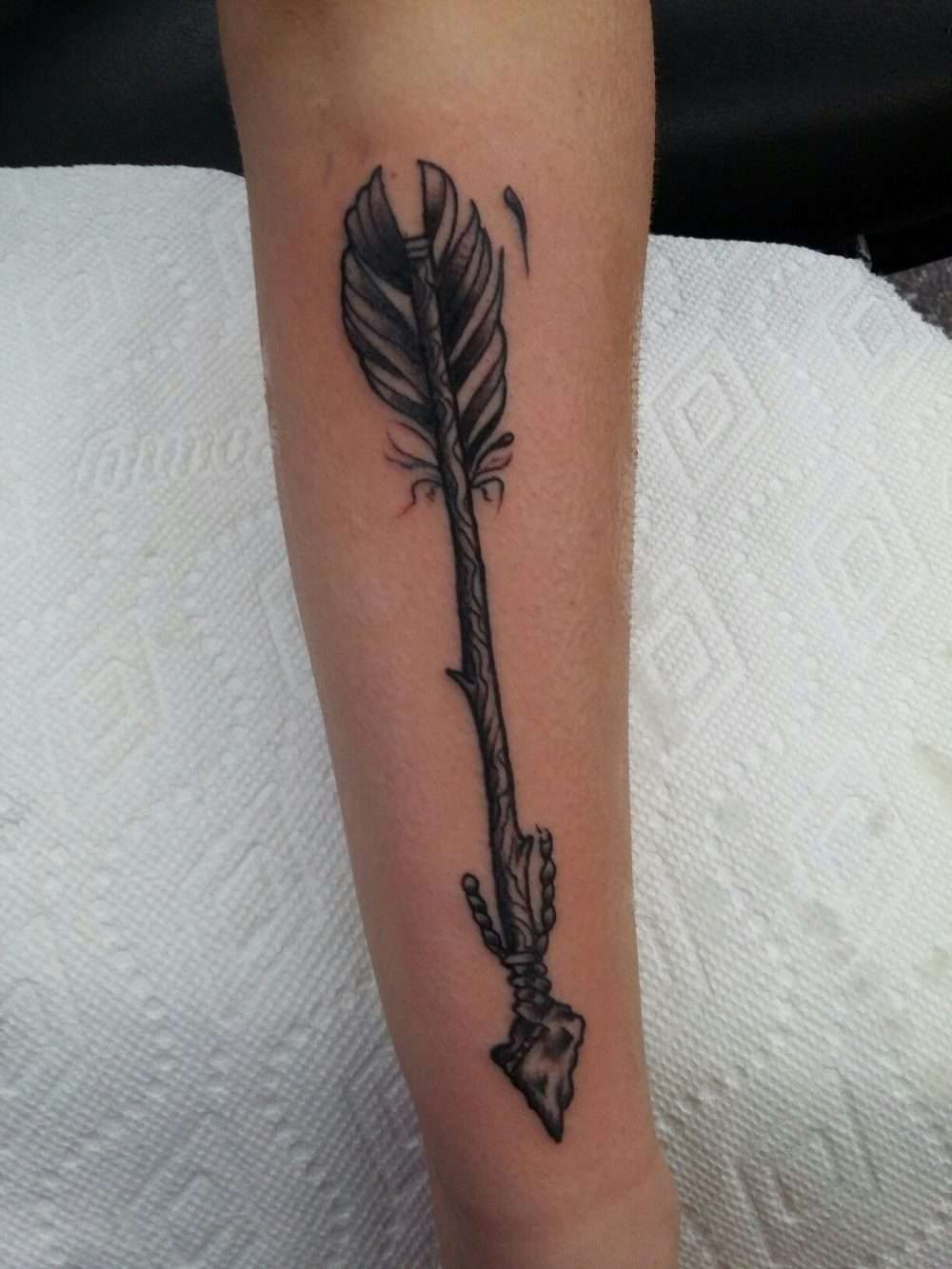 Tatuaje de flecha en color negro