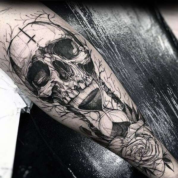 Tatuaje de calavera en el brazo