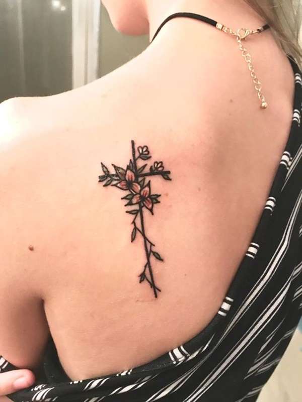 Tatuaje de cruz con flores