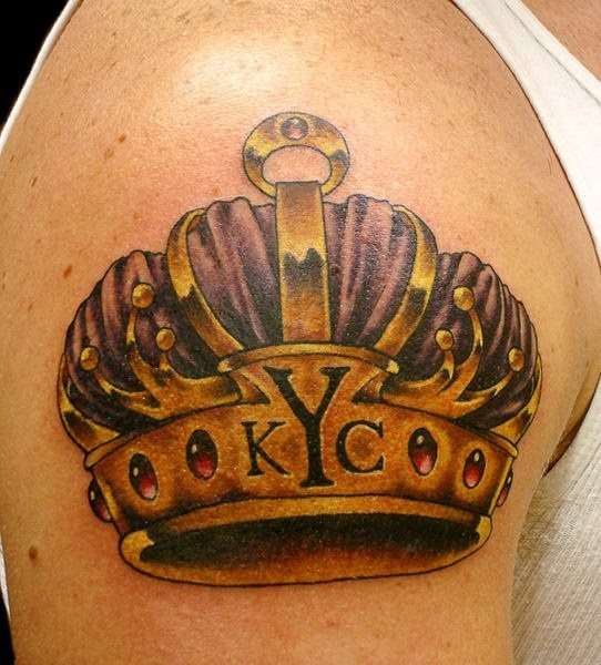 Tatuaje de corona en dorado y violeta