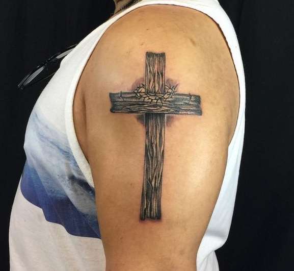 Tatuaje de cruz y corona de espinas